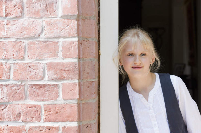 西方人,儿童,一个人,站,笑,微笑,横图,室外,白天,正面,纯洁,门,欧洲,欧洲人,仅一个女性,仅一个人,阴影,服装,光线,影子,墙,注视,休闲装,墙壁,墙面,小孩,衣服,白色,阳光,门框,观察,看,站着,仅一个小孩,休闲,休闲服,可爱,童年,童趣,服饰,观看,察看,关注,童真,烂漫,无邪,天真,女孩,女人,女性,白种人,孩子,站立,半身,彩图,女生