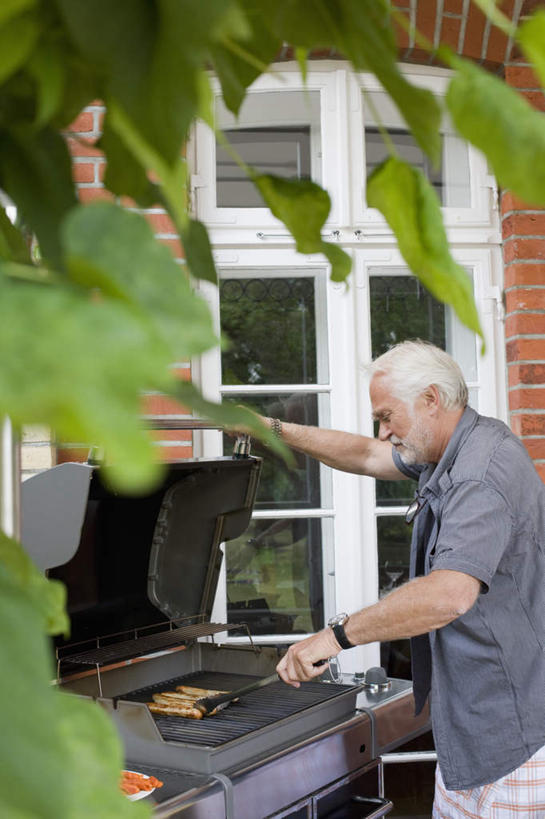 西方人,一个人,站,举,竖图,室外,白天,侧面,烧烤,窗户,欧洲,欧洲人,仅一个男性,仅一个人,握,阴影,服装,时间,光线,时钟,手表,影子,墙,烤架,烤肉,拿,计时,拿着,注视,休闲装,玻璃窗,墙壁,墙面,衣服,灰色,阳光,夹子,钟表,观察,看,托,站着,仅一个老年男性,休闲,休闲服,表,铁架,握着,服饰,观看,腕表,察看,关注,食品夹,食物夹,面包夹,意粉夹,老年男性,男人,男性,白种人,钟,举起,举手,举着,向上举,向上伸,向上托,站立,半身,彩图