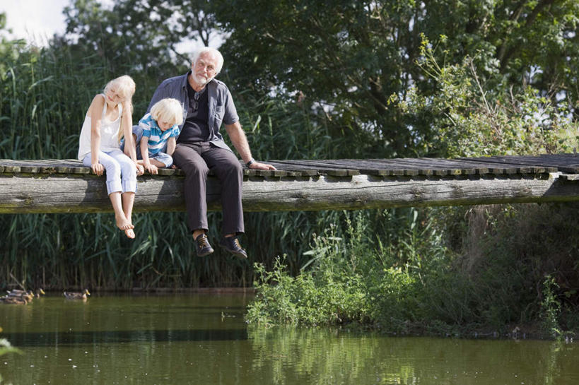 西方人,儿童,老年人,三个人,家庭,祖父,坐,横图,室外,白天,正面,纯洁,河流,树林,水,植物,欧洲,欧洲人,一排,撑,阴影,服装,整齐,光线,木板,影子,河水,水流,桥,木桥,注视,休闲装,栈桥,树,树木,排列,小孩,衣服,蓝色,绿色,白色,黑色,阳光,自然,低头,观察,看,休闲,温暖,温馨,一家人,休闲服,可爱,童年,童趣,服饰,生长,爷爷,成长,观看,祖孙,人行桥,木板桥,和睦,察看,撑着,队列,关注,童真,烂漫,无邪,外孙女,外公,外祖父,外孙,外孙子,天真,老年男性,男孩,男人,男性,女孩,女人,女性,白种人,孩子,孙女,孙子,坐着,彩图,全身,融洽,男生,女生