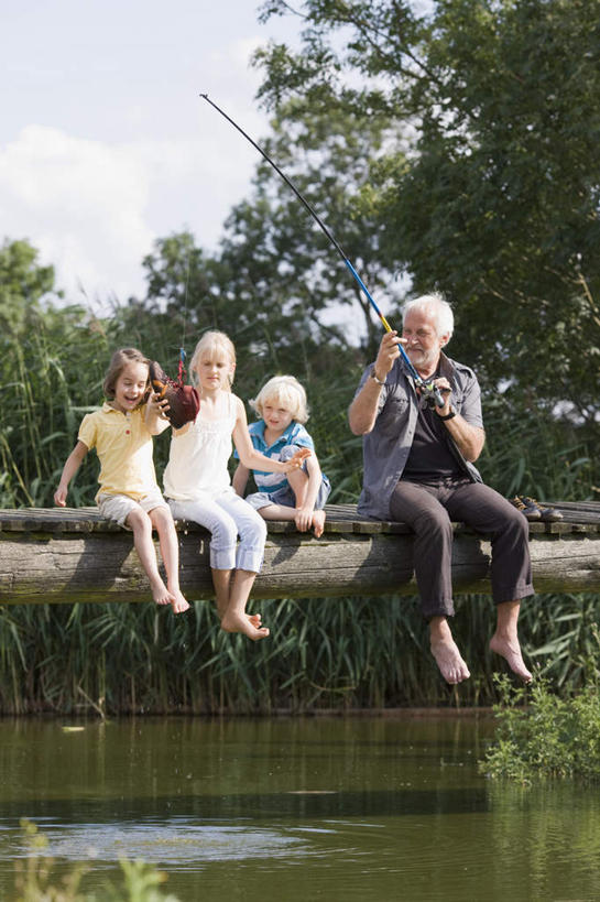 西方人,儿童,老年人,四个人,家庭,祖父,站,坐,笑,微笑,露齿笑,竖图,室外,白天,正面,纯洁,河流,树林,水,植物,钓鱼竿,欧洲,欧洲人,阴影,服装,光线,木板,影子,河水,水流,桥,木桥,注视,休闲装,栈桥,树,树木,小孩,衣服,黄色,蓝色,绿色,白色,黑色,阳光,自然,观察,看,站着,休闲,温暖,温馨,一家人,休闲服,可爱,童年,童趣,服饰,生长,爷爷,成长,观看,祖孙,人行桥,木板桥,渔具,和睦,察看,关注,童真,烂漫,无邪,外孙女,外公,外祖父,外孙,外孙子,天真,老年男性,男孩,男人,男性,女孩,女人,女性,白种人,孩子,孙女,孙子,钓竿,鱼竿,站立,坐着,彩图,全身,钓鱼,融洽,男生,女生