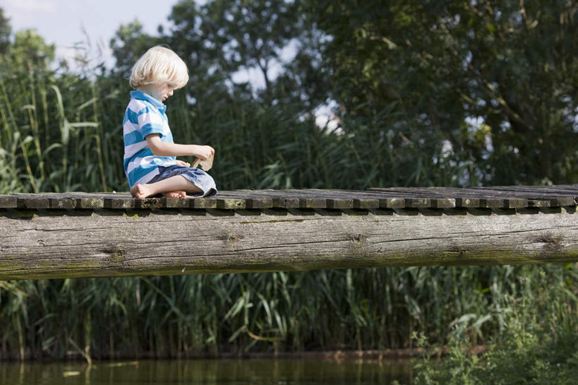 西方人,儿童,一个人,坐,横图,室外,白天,仰视,纯洁,河流,树林,水,植物,欧洲,欧洲人,仅一个男性,仅一个人,握,阴影,服装,光线,木板,影子,河水,水流,桥,木桥,拿,拿着,注视,休闲装,栈桥,树,树木,小孩,衣服,蓝色,绿色,阳光,自然,低头,观察,看,仅一个小孩,休闲,休闲服,可爱,童年,童趣,握着,服饰,生长,成长,观看,人行桥,木板桥,察看,关注,童真,烂漫,无邪,天真,男孩,男人,男性,白种人,孩子,坐着,彩图,低角度拍摄,全身,男生