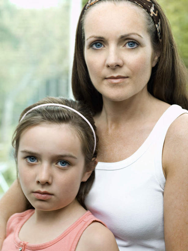 西方人,儿童,中年人,脸,头,脸颊,头发,两个人,家庭,母亲,女儿,站,抱,笑,微笑,竖图,室外,白天,正面,纯洁,欧洲,欧洲人,阴影,服装,朦胧,模糊,装饰,光线,头饰,影子,棕色,注视,休闲装,肩膀,小孩,衣服,粉色,白色,阳光,发箍,发饰,饰品,观察,看,站着,休闲,温暖,温馨,母女,一家人,休闲服,可爱,母爱,童年,童趣,服饰,头箍,抱着,观看,华丽,修饰,点缀,和睦,察看,搂着,关注,发卡,童真,烂漫,无邪,配饰,衬托,美观,雅致,雅观,天真,女孩,女人,女性,中年女性,白种人,孩子,头部,长发,直发,脸部,脸蛋,面部,怀抱,搂,搂抱,相抱,拥抱,站立,半身,彩图,融洽,女生