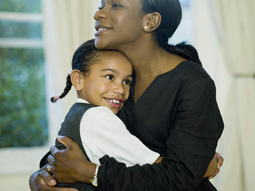 西方人,儿童,中年人,两个人,家庭,母亲,女儿,抱,笑,微笑,露齿笑,横图,室内,白天,侧面,纯洁,窗户,窗帘,欧洲,非洲,黑人,欧洲人,服装,朦胧,模糊,装饰,注视,休闲装,玻璃窗,小孩,衣服,帘子,观察,看,休闲,温暖,温馨,母女,一家人,休闲服,遮阳,可爱,母爱,童年,童趣,服饰,抱着,观看,华丽,修饰,点缀,和睦,察看,搂着,关注,童真,烂漫,无邪,衬托,美观,雅致,雅观,天真,女孩,女人,女性,中年女性,非洲人,孩子,搂,搂抱,半身,彩图,融洽,女生