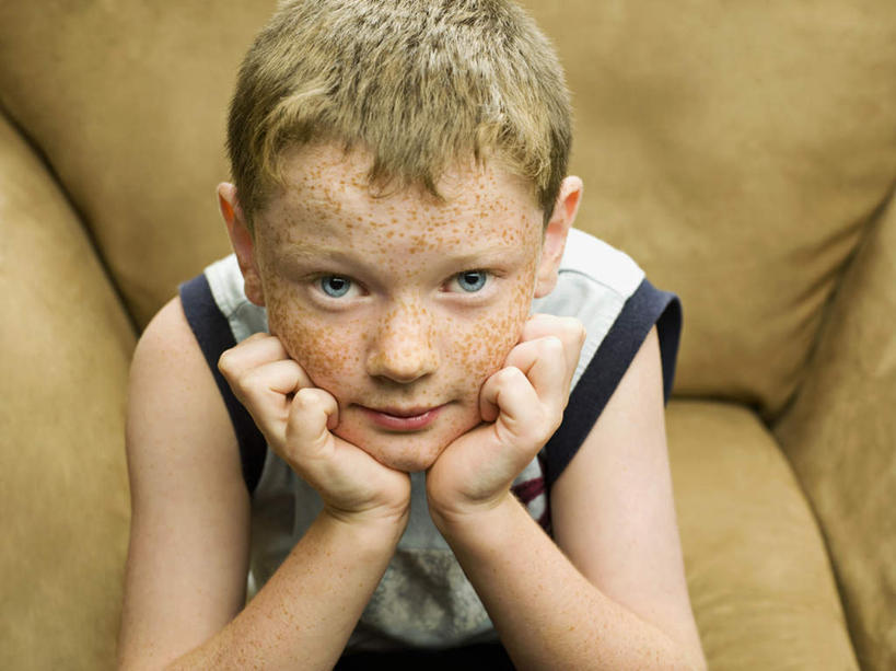 西方人,儿童,一个人,客厅,坐,横图,俯视,室内,白天,纯洁,沙发,欧洲,欧洲人,仅一个男性,仅一个人,撑,服装,托腮,注视,休闲装,小孩,衣服,观察,看,托,仅一个小孩,休闲,休闲服,可爱,童年,童趣,服饰,观看,察看,起居室,关注,托下巴,布艺沙发,童真,烂漫,无邪,客堂,天真,男孩,男人,男性,白种人,孩子,坐着,半身,彩图,高角度拍摄,男生