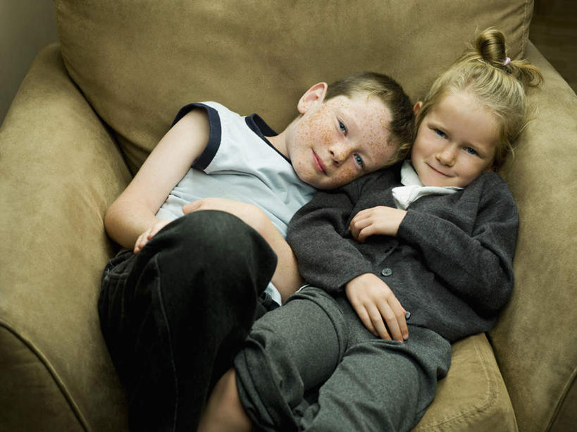 西方人,儿童,两个人,家庭,客厅,躺,笑,微笑,横图,俯视,室内,白天,沙发,欧洲,欧洲人,服装,注视,休闲装,小孩,衣服,观察,看,靠,靠着,休闲,温暖,温馨,一家人,休闲服,服饰,观看,和睦,察看,起居室,关注,布艺沙发,客堂,卧着,男孩,男人,男性,女孩,女人,女性,白种人,躺着,卧,半身,彩图,高角度拍摄,融洽,男生,女生