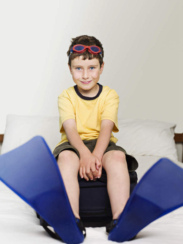 西方人,儿童,一个人,坐,笑,微笑,竖图,室内,白天,正面,纯洁,床,卧室,欧洲,欧洲人,仅一个男性,仅一个人,服装,拉杆箱,旅行箱,眼镜,泳镜,双人床,床单,注视,休闲装,被子,小孩,衣服,行李箱,游泳眼镜,箱子,观察,看,仅一个小孩,休闲,休闲服,可爱,童年,童趣,服饰,观看,出差,脚蹼,察看,被单,关注,童真,烂漫,无邪,天真,男孩,男人,男性,白种人,孩子,坐着,彩图,全身,旅行,睡房,卧房,男生