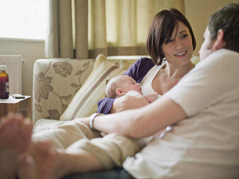 西方人,婴儿,儿童,中年人,三个人,家庭,夫妻,母亲,父亲,客厅,坐,抱,笑,微笑,露齿笑,横图,室内,白天,正面,爱情,纯洁,窗户,窗帘,沙发,欧洲,欧洲人,服装,装饰,墙,浪漫,注视,休闲装,玻璃窗,墙壁,墙面,小孩,衣服,帘子,观察,看,休闲,温暖,温馨,父子,母子,三口之家,一家人,休闲服,遮阳,恩爱,父爱,可爱,母爱,恋人,服饰,活泼,抱着,观看,华丽,修饰,点缀,和睦,察看,起居室,搂着,关注,宝宝,布艺沙发,纯真,烂漫,无邪,衬托,美观,雅致,雅观,客堂,伶俐,天真,男人,男性,女人,女性,中年男性,中年女性,白种人,孩子,夫妇,情侣,搂,搂抱,坐着,半身,彩图,伴侣,融洽