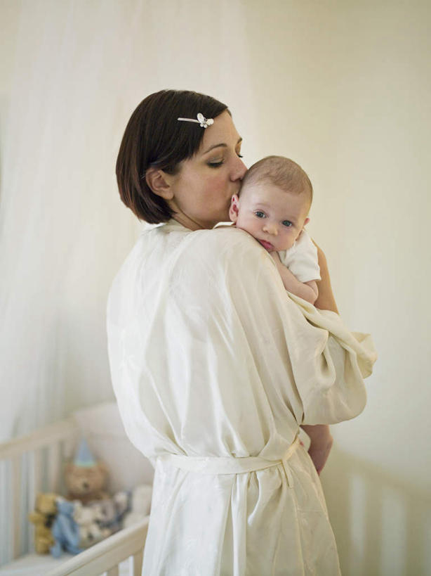 西方人,婴儿,儿童,中年人,背部,两个人,家庭,母亲,站,抱,吻,竖图,室内,白天,正面,浴袍,纯洁,安全,床,卧室,欧洲,欧洲人,墙,注视,墙壁,墙面,小孩,观察,看,站着,舒服,温暖,温馨,一家人,可爱,母爱,童年,童趣,单人床,活泼,婴儿用品,抱着,观看,婴儿床,保护,和睦,察看,舒适,搂着,关注,宝宝,童真,纯真,烂漫,无邪,母婴,伶俐,天真,女人,女性,中年女性,白种人,孩子,搂,搂抱,亲,亲吻,站立,半身,彩图,汤帷子,浴衣,睡房,卧房,融洽