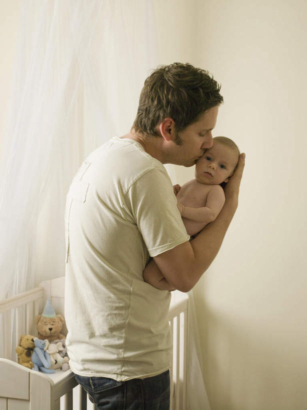 西方人,婴儿,儿童,中年人,两个人,家庭,父亲,站,抱,吻,竖图,室内,白天,侧面,纯洁,安全,床,卧室,欧洲,欧洲人,服装,墙,注视,休闲装,墙壁,墙面,小孩,衣服,观察,看,站着,休闲,舒服,温暖,温馨,一家人,休闲服,父爱,可爱,童年,童趣,服饰,单人床,活泼,婴儿用品,抱着,观看,婴儿床,保护,和睦,察看,舒适,搂着,关注,宝宝,童真,纯真,烂漫,无邪,伶俐,天真,男人,男性,中年男性,白种人,孩子,搂,搂抱,亲,亲吻,站立,半身,彩图,睡房,卧房,融洽