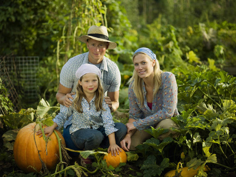 西方人,儿童,中年人,三个人,家庭,夫妻,母亲,父亲,儿子,蹲,笑,微笑,横图,室外,白天,正面,爱情,纯洁,南瓜,蔬菜,帽子,叶子,欧洲,欧洲人,握,服装,新鲜,草帽,头巾,金瓜,食品,绿叶,浪漫,拿,拿着,注视,休闲装,番瓜,食物,小孩,衣服,观察,看,休闲,温暖,温馨,父子,母子,三口之家,一家人,休闲服,嫩叶,恩爱,父爱,可爱,母爱,童年,童趣,握着,恋人,服饰,有机食品,绿色食品,观看,麦瓜,倭瓜,和睦,察看,关注,童真,烂漫,无邪,天真,男孩,男人,男性,年轻女性,女人,女性,中年男性,白种人,孩子,夫妇,情侣,叶,叶片,蹲着,半身,彩图,伴侣,融洽,男生