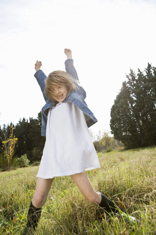 西方人,儿童,一个人,站,举,竖图,室外,白天,仰视,纯洁,草地,草坪,树林,植物,欧洲,欧洲人,仅一个女性,仅一个人,服装,注视,休闲装,草,树,树木,小孩,衣服,蓝色,绿色,蓝天,天空,自然,天,观察,看,托,站着,仅一个小孩,休闲,休闲服,可爱,童年,童趣,服饰,生长,晴朗,成长,观看,察看,关注,童真,烂漫,无邪,万里无云,天真,女孩,女人,女性,白种人,孩子,晴空,晴空万里,举起,举手,举着,向上举,向上伸,向上托,站立,彩图,低角度拍摄,全身,女生