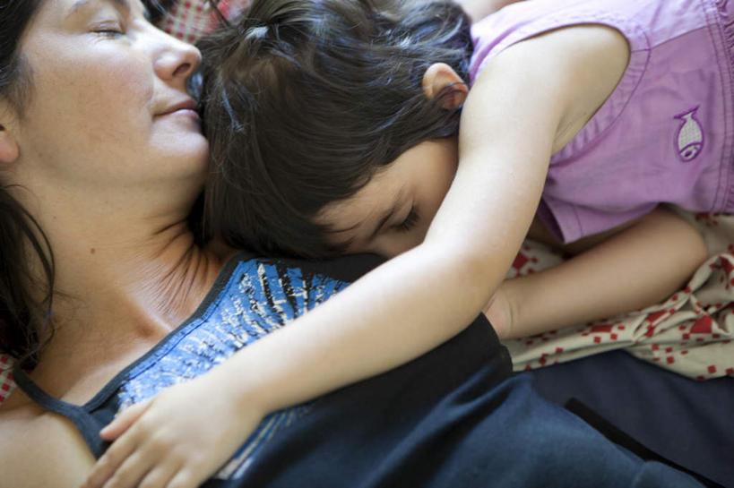 西方人,儿童,中年人,两个人,家庭,母亲,女儿,躺,闭眼,睡,横图,俯视,室内,白天,纯洁,纺织品,欧洲,欧洲人,服装,装饰,毛毯,毯子,休闲装,纺织,小孩,衣服,垫子,靠,靠着,休闲,温暖,温馨,母女,一家人,休闲服,可爱,母爱,童年,童趣,搭,服饰,华丽,修饰,点缀,和睦,搭着,童真,烂漫,无邪,衬托,美观,雅致,雅观,卧着,天真,女孩,女人,女性,中年女性,白种人,孩子,闭眼睛,闭着眼,闭着眼睛,困,困觉,寝息,睡觉,躺着,卧,半身,彩图,高角度拍摄,融洽,女生