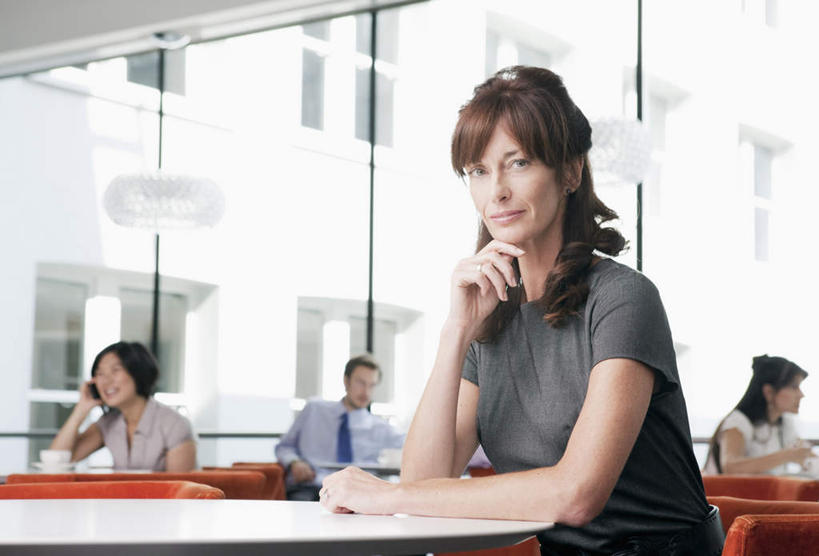 西方人,四个人,同事,商务人士,商务男性,商务女性,高楼大厦,坐,笑,打电话,微笑,露齿笑,横图,室内,白天,正面,衬衫,成功,合作,团队,集体,信心,窗户,落地窗,桌面,桌子,大厦,建筑,摩天大楼,电话,手机,椅子,欧洲,欧洲人,撑,握,套装,朦胧,模糊,木制,墙,拿,拿着,扭头,托腮,注视,通讯设备,队伍,玻璃窗,墙壁,墙面,一个,木制品,观察,看,托,转头,握着,单个,观看,察看,领导,成就,关注,托下巴,商务装,合伙,领袖,工薪阶层,交流,男人,男性,年轻男性,年轻女性,女人,女性,白种人,白领,上班族,沟通,通话,坐着,半身,彩图,衬衣,大楼,高层建筑,高楼,摩天楼