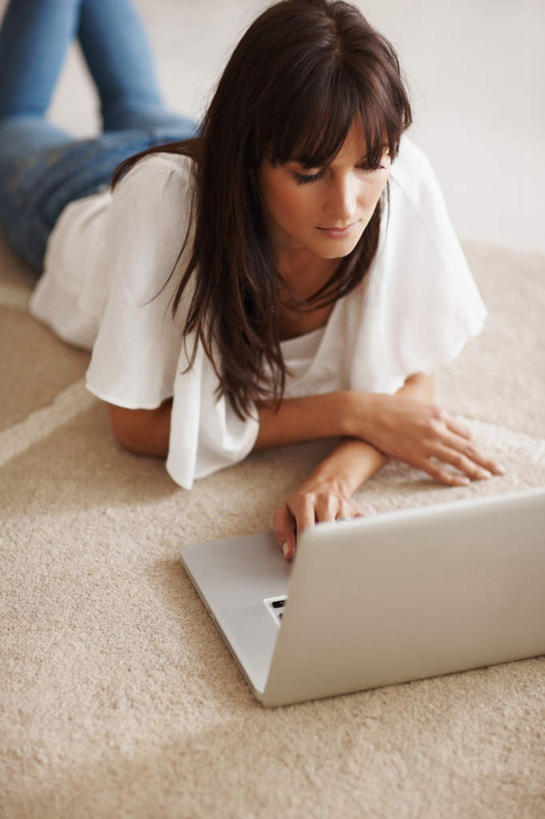 西方人,一个人,躺,竖图,俯视,室内,白天,电脑,笔记本电脑,床,卧室,欧洲,欧洲人,仅一个女性,仅一个人,撑,敲打,阴影,服装,反射,网络,影子,墙,双人床,床单,休闲装,输入,通讯设备,被子,墙壁,墙面,衣服,白色,打字,趴着,仅一个中年女性,休闲,休闲服,搭,服饰,点击,一台,敲击,无线,撑着,被单,搭着,通信设备,无线网络,无线上网,便携式电脑,卧着,按键,手提电脑,女人,女性,中年女性,白种人,趴,躺着,卧,半身,彩图,高角度拍摄,睡房,卧房