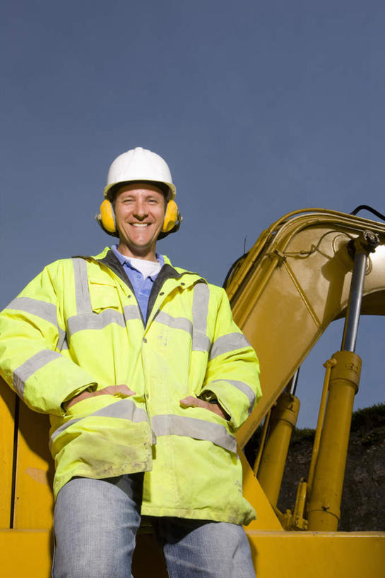 西方人,一个人,机修工,站,笑,微笑,露齿笑,竖图,室外,白天,仰视,工作服,制服,技术,建筑,帽子,欧洲,欧洲人,仅一个男性,仅一个人,仅一个中年男性,一辆,阴影,光线,影子,注视,运动帽,车,施工,工人,蓝色,蓝天,天空,阳光,交通工具,天,观察,看,站着,机械,工程车,鸭舌帽,晴朗,观看,工程,察看,双手插袋,关注,载具,手插袋,推土机,万里无云,双手抄兜,双手放兜,一顶,交通运输,工作制服,工作车,施工车,男人,男性,中年男性,白种人,机械师,机修工人,晴空,晴空万里,插兜,两手抄兜,两手放兜,手插兜,手放口袋,站立,半身,彩图,低角度拍摄,工作套服,手抄兜