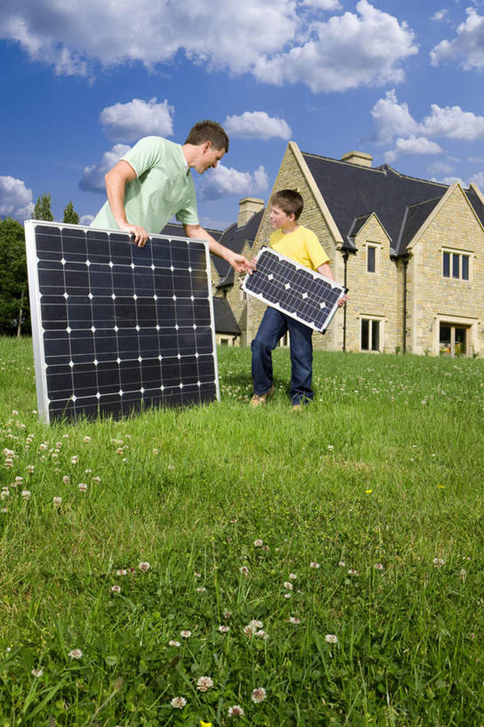 西方人,儿童,中年人,两个人,家庭,父亲,儿子,家,站,竖图,室外,白天,仰视,纯洁,太阳能,草地,草坪,花海,花圃,植物,叶子,欧洲,欧洲人,弯腰,握,阴影,服装,环保,盛开,光线,影子,房屋,屋子,云,云朵,拿,花蕾,云彩,拿着,扭头,注视,休闲装,楼房,住宅,草,花,花瓣,花朵,花卉,鲜花,树,树木,小孩,衣服,黄色,蓝色,绿色,白云,蓝天,天空,阳光,自然,花丛,花束,花田,天,花苞,花蕊,观察,看,站着,转头,休闲,温暖,温馨,父子,一家人,休闲服,父爱,可爱,童年,童趣,握着,服饰,生长,能源,晴朗,成长,观看,存储,回收,和睦,资源,察看,储存,关注,利用,童真,低碳,烂漫,无邪,循环,弯身,持续,天真,太阳能电池板,男孩,男人,男性,中年男性,白种人,孩子,晴空,站立,彩图,低角度拍摄,全身,房子,融洽,男生