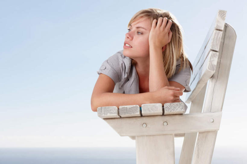 西方人,一个人,躺,笑,微笑,露齿笑,横图,室外,白天,仰视,海浪,海洋,椅子,欧洲,欧洲人,仅一个年轻女性,仅一个女性,仅一个人,撑,阴影,服装,光线,影子,木椅,浪花,云,云朵,云彩,扭头,注视,休闲装,衣服,蓝色,白云,蓝天,天空,阳光,海水,天,观察,看,趴着,转头,休闲,休闲服,服饰,晴朗,观看,察看,撑着,关注,海景,卧着,年轻女性,女人,女性,白种人,大海,风浪,海,海水的波动,近岸浪,涌浪,晴空,趴,躺着,卧,彩图,低角度拍摄,全身