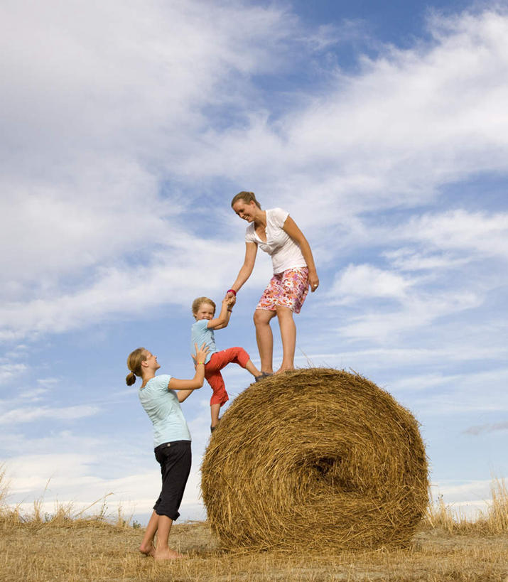 西方人,儿童,中年人,三个人,家庭,母亲,女儿,儿子,站,举,握手,竖图,室外,白天,仰视,纯洁,植物,欧洲,欧洲人,弯腰,阴影,服装,枯萎,光线,影子,云,云朵,干草,枯草,云彩,注视,休闲装,草,小孩,衣服,黄色,蓝色,白云,蓝天,天空,阳光,草垛,天,低头,观察,看,托,站着,休闲,温暖,温馨,母女,母子,一家人,休闲服,可爱,母爱,童年,童趣,服饰,晴朗,观看,和睦,察看,关注,童真,烂漫,无邪,弯身,垂头,干草垛,天真,男孩,男人,男性,女孩,女人,女性,中年女性,白种人,孩子,晴空,搀手,举起,举手,举着,拉手,手搀手,手拉手,手牵手,手握手,向上举,向上伸,向上托,站立,彩图,低角度拍摄,全身,融洽,男生,女生