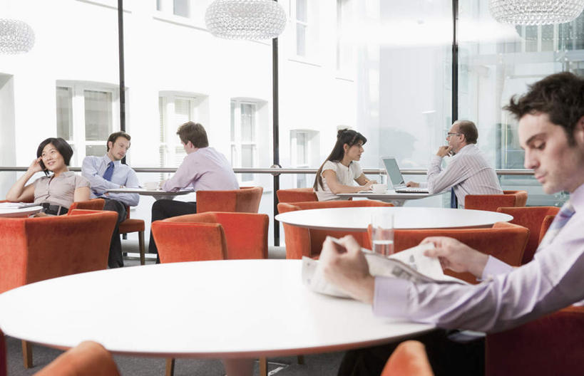 西方人,同事,商务人士,商务男性,商务女性,高楼大厦,坐,打电话,横图,室内,白天,正面,衬衫,成功,合作,团队,集体,信心,电脑,笔记本电脑,窗户,落地窗,桌面,桌子,大厦,建筑,摩天大楼,杯子,电话,手机,椅子,欧洲,欧洲人,握,套装,朦胧,模糊,网络,木制,瓷器,咖啡杯,陶瓷制品,许多人,二郎腿,拿,拿着,注视,通讯设备,队伍,玻璃窗,木制品,观察,看,一群人,搭,握着,观看,察看,无线,领导,成就,搭着,关注,瓷杯,通信设备,商务装,无线网络,合伙,领袖,无线上网,便携式电脑,工薪阶层,交流,手提电脑,男人,男性,年轻女性,女人,女性,中年男性,白种人,白领,上班族,沟通,通话,坐着,半身,彩图,衬衣,大楼,高层建筑,高楼,摩天楼