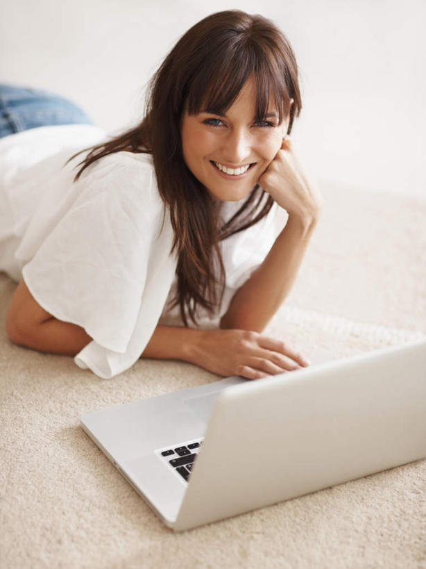 西方人,一个人,躺,笑,微笑,露齿笑,竖图,俯视,室内,白天,电脑,笔记本电脑,床,卧室,欧洲,欧洲人,仅一个女性,仅一个人,撑,服装,网络,双人床,床单,托腮,注视,休闲装,通讯设备,被子,衣服,观察,看,趴着,托,仅一个中年女性,休闲,休闲服,服饰,观看,一台,察看,无线,撑着,被单,关注,托下巴,通信设备,无线网络,无线上网,便携式电脑,卧着,手提电脑,女人,女性,中年女性,白种人,趴,躺着,卧,半身,彩图,高角度拍摄,睡房,卧房