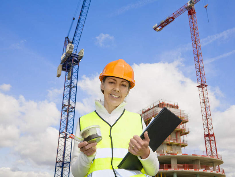 西方人,一个人,机修工,站,笑,微笑,露齿笑,横图,室外,白天,仰视,工作服,制服,技术,建筑,帽子,欧洲,欧洲人,仅一个女性,仅一个人,握,阴影,光线,材料,档案,头盔,文件,影子,云,云朵,拿,云彩,拿着,注视,设备,施工,工人,黄色,蓝色,白云,蓝天,天空,阳光,安全帽,资料,天,观察,看,站着,仅一个中年女性,机械,起重机,握着,晴朗,观看,工程,察看,关注,文档,一顶,工作制服,女人,女性,中年女性,白种人,机械师,机修工人,晴空,站立,半身,彩图,低角度拍摄,工作套服