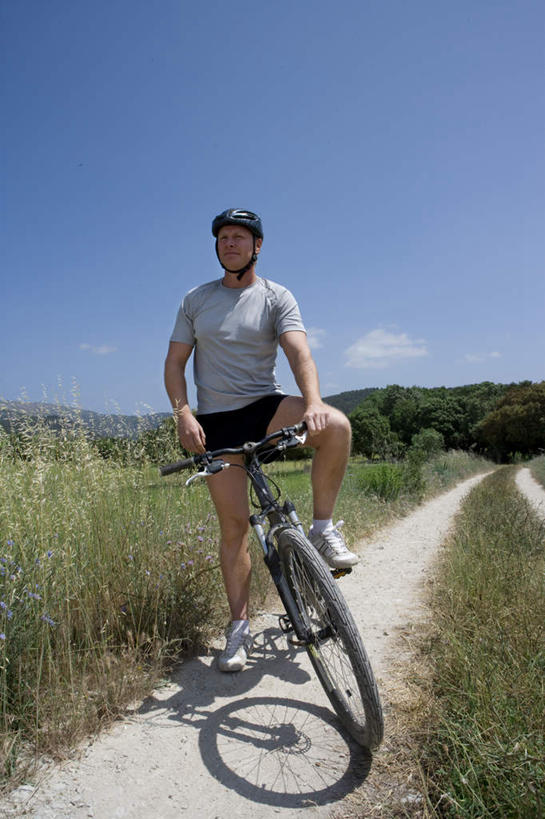 西方人,一个人,站,竖图,室外,白天,正面,运动服,锻炼,旅游,度假,运动,草地,草坪,植物,道路,路,自行车,帽子,欧洲,欧洲人,仅一个男性,仅一个人,仅一个中年男性,握,阴影,服装,光线,头盔,影子,小路,交通,拿,山地车,拿着,注视,娱乐,踩,车,脚踏车,草,树,树木,衣服,绿色,阳光,自然,安全帽,交通工具,踩着,观察,看,站着,享受,休闲,放松,握着,服饰,生长,成长,观看,察看,衣着,穿着,关注,载具,室外运动,户外运动,山地自行车,衣饰,男人,男性,中年男性,白种人,站立,彩图,全身,健身,运动装