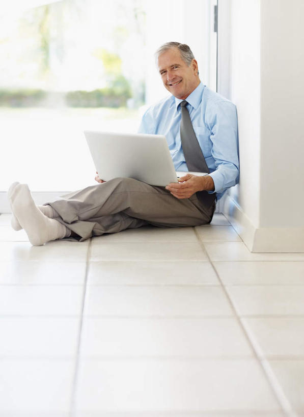 西方人,一个人,商务人士,商务男性,坐,笑,微笑,露齿笑,竖图,室内,白天,正面,衬衫,电脑,笔记本电脑,窗户,落地窗,欧洲,欧洲人,仅一个男性,仅一个人,仅一个中年男性,敲打,握,套装,朦胧,模糊,网络,瓷砖,地砖,墙,地面,拿,拿着,注视,输入,通讯设备,玻璃窗,墙壁,墙面,打字,观察,看,握着,观看,点击,一台,敲击,察看,无线,关注,通信设备,商务装,无线网络,无线上网,便携式电脑,工薪阶层,按键,手提电脑,男人,男性,中年男性,白种人,白领,上班族,坐着,彩图,全身,衬衣