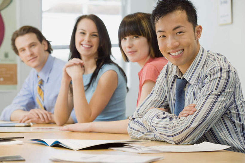 东方人,西方人,四个人,同事,商务人士,商务男性,商务女性,办公室,坐,笑,微笑,露齿笑,横图,室内,白天,正面,衬衫,成功,合作,团队,集体,信心,窗户,家具,桌子,椅子,欧洲,欧洲人,亚洲,撑,套装,朦胧,模糊,材料,档案,文件,办公桌,墙,扭头,注视,黄种人,队伍,玻璃窗,墙壁,墙面,会议椅,资料,观察,看,转头,搭,观看,办公椅,察看,领导,撑着,成就,搭着,关注,文档,商务装,合伙,领袖,工薪阶层,办公家具,商务椅,培训椅,男人,男性,年轻男性,年轻女性,女人,女性,中年男性,中年女性,白种人,亚洲人,白领,上班族,坐着,半身,彩图,衬衣