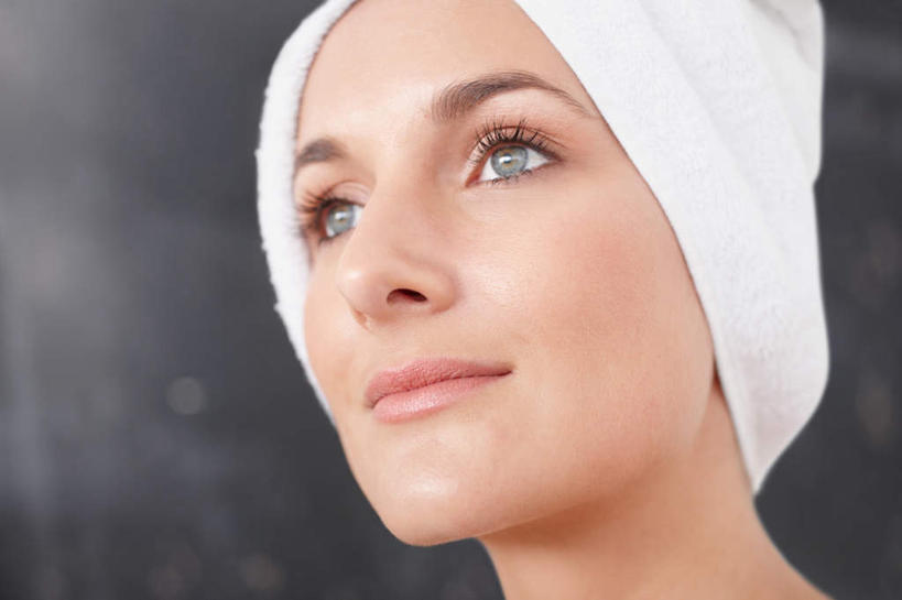 西方人,脸,头,脸颊,一个人,笑,微笑,横图,室内,特写,白天,正面,欧洲,欧洲人,仅一个女性,仅一个人,一条,朦胧,模糊,纺织物,注视,肩膀,白色,毛巾,观察,看,清洁,仅一个中年女性,观看,保暖,察看,关注,透气,防水,储水,耐磨,吸水,女人,女性,中年女性,白种人,头部,脸部,脸蛋,面部,抬头,仰头,半身,彩图