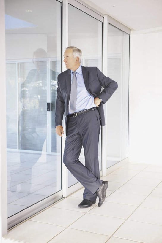 西方人,一个人,商务人士,商务男性,坐,竖图,室内,白天,正面,衬衫,窗户,地板,落地窗,欧洲,欧洲人,仅一个男性,仅一个人,套装,墙,地面,扭头,注视,手叉腰,木地板,玻璃窗,墙壁,墙面,叉腰,观察,看,靠,靠着,转头,仅一个老年男性,观看,察看,关注,商务装,工薪阶层,老年男性,男人,男性,白种人,白领,上班族,坐着,彩图,全身,衬衣