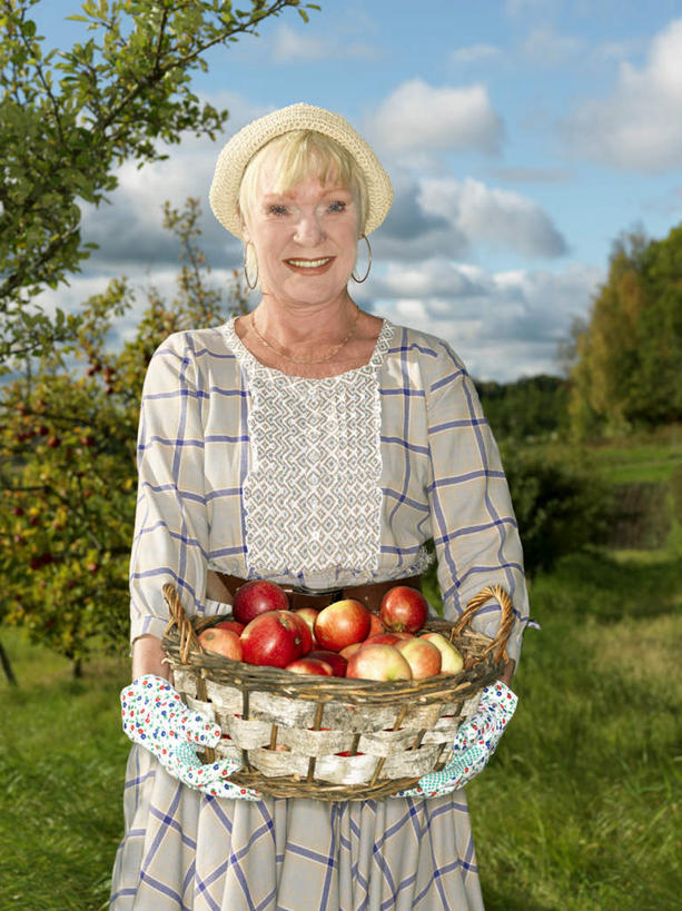 西方人,一个人,果园,站,捧,笑,交叉,微笑,露齿笑,竖图,室外,白天,正面,草地,草坪,树林,田园,植物,竹子,苹果,帽子,水果,欧洲,欧洲人,仅一个女性,仅一个人,一堆,许多,握,阴影,堆叠,堆积,竹制,服装,新鲜,编织,光线,篮子,影子,云,云朵,生食,食品,果实,果树,很多,拿,云彩,拿着,注视,休闲装,草,树,树木,食物,衣服,红色,蓝色,绿色,白色,白云,蓝天,天空,阳光,自然,竹篮,天,观察,看,站着,休闲,休闲服,握着,服饰,仅一个老年女性,有机食品,绿色食品,生长,晴朗,成长,观看,竹条,堆,交织,察看,竹制品,关注,田庄,编织帽,穿插,园子,老年女性,女人,女性,白种人,晴空,端,端着,捧着,手捧,站立,半身,彩图