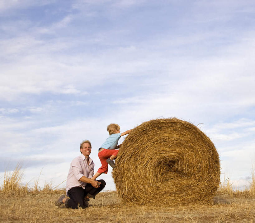 西方人,儿童,中年人,两个人,家庭,父亲,儿子,站,跪,举,攀登,横图,室外,白天,侧面,纯洁,植物,欧洲,欧洲人,握,阴影,服装,枯萎,光线,影子,云,云朵,干草,枯草,拿,云彩,拿着,注视,休闲装,踩,草,小孩,衣服,粉色,黄色,蓝色,白云,蓝天,天空,阳光,草垛,天,踩着,观察,看,托,站着,休闲,温暖,温馨,父子,一家人,休闲服,爬,父爱,可爱,童年,童趣,握着,服饰,晴朗,观看,和睦,察看,关注,童真,烂漫,无邪,干草垛,天真,男孩,男人,男性,中年男性,白种人,孩子,晴空,跪着,举起,举手,举着,攀爬,向上举,向上伸,向上托,站立,彩图,全身,融洽,男生