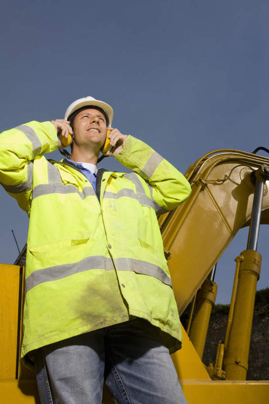 西方人,一个人,建筑工人,站,举,竖图,室外,白天,仰视,工作服,制服,技术,建筑,帽子,欧洲,欧洲人,仅一个男性,仅一个人,仅一个中年男性,一辆,阴影,光线,头盔,影子,注视,车,施工,工人,黄色,蓝色,蓝天,天空,阳光,安全帽,交通工具,天,观察,看,托,站着,机械,工程车,晴朗,观看,工程,察看,关注,载具,推土机,万里无云,交通运输,工作制服,工作车,施工车,男人,男性,中年男性,白种人,晴空,晴空万里,建筑工,举起,举手,举着,向上举,向上伸,向上托,站立,半身,彩图,低角度拍摄,工作套服