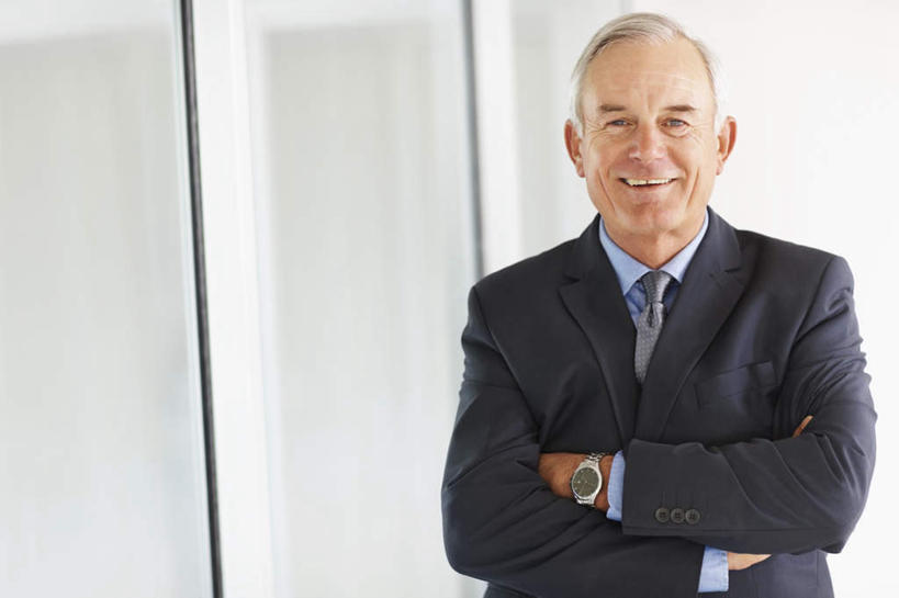 西方人,一个人,商务人士,商务男性,站,笑,双手交叉,微笑,露齿笑,横图,室内,白天,正面,衬衫,欧洲,欧洲人,仅一个男性,仅一个人,阴影,套装,朦胧,模糊,时间,反射,时钟,手表,影子,领带,计时,注视,钟表,观察,看,站着,仅一个老年男性,表,观看,腕表,察看,双手抱胸,象征,庄重,关注,商务装,身份,工薪阶层,正式,地位,老年男性,男人,男性,白种人,白领,上班族,钟,站立,半身,彩图,衬衣