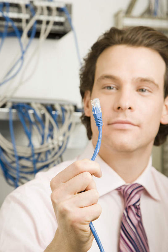 西方人,一个人,商务人士,商务男性,办公室,站,竖图,室内,白天,正面,衬衫,通讯,数据,欧洲,欧洲人,仅一个男性,仅一个人,仅一个中年男性,许多,握,阴影,套装,环绕,缠绕,反射,传输,影子,领带,很多,拿,拿着,注视,观察,看,站着,握着,观看,网线,察看,象征,庄重,关注,水晶头,商务装,身份,纠缠,工薪阶层,正式,地位,线缆,男人,男性,中年男性,白种人,白领,上班族,站立,半身,彩图,衬衣