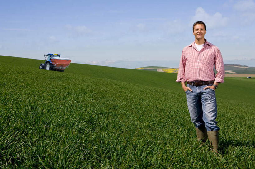 西方人,一个人,站,笑,微笑,露齿笑,横图,室外,白天,正面,农业,草地,草坪,植物,汽车,鞋子,欧洲,欧洲人,仅一个男性,仅一个人,仅一个中年男性,一辆,阴影,服装,裤子,光线,影子,雨鞋,雨靴,云,云朵,云彩,注视,牛仔裤,休闲装,靴子,车,草,衣服,红色,蓝色,绿色,白云,蓝天,天空,阳光,交通工具,天,观察,看,站着,休闲,休闲服,机械,服饰,晴朗,观看,察看,双手插袋,关注,载具,拖拉机,胶鞋,手插袋,双手抄兜,双手放兜,交通运输,农用机械,男人,男性,中年男性,白种人,晴空,插兜,两手抄兜,两手放兜,手插兜,手放口袋,站立,彩图,全身,手抄兜