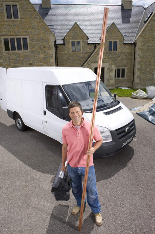 西方人,一个人,建筑工人,家,站,笑,微笑,露齿笑,竖图,俯视,室外,白天,别墅,汽车,欧洲,欧洲人,仅一个男性,仅一个人,仅一个中年男性,一辆,握,阴影,服装,光线,管子,影子,房屋,屋子,公寓,面包车,拿,拎,拿着,注视,休闲装,管道,洋房,楼房,住宅,车,工人,衣服,粉色,阳光,容器,箱子,交通工具,观察,看,站着,休闲,休闲服,工具箱,握着,服饰,观看,储藏,察看,储存,关注,载具,男人,男性,中年男性,白种人,建筑工,站立,彩图,高角度拍摄,全身,房子,贮存,拎着