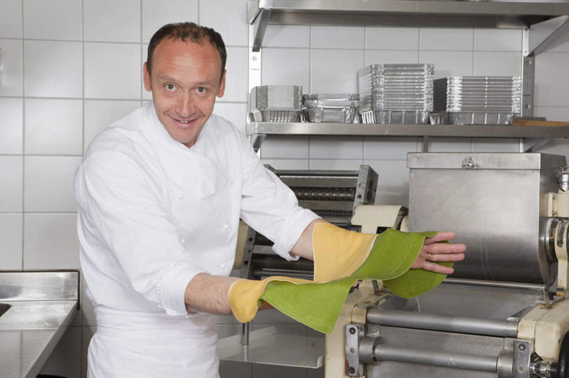 面食,面条,意大利面,西方人,一个人,厨师,站,举,捧,横图,室内,白天,正面,工作服,制服,西餐,机器,摆设,厨房,餐具,欧洲,欧洲人,仅一个男性,仅一个人,仅一个中年男性,阴影,反射,碟子,盘,影子,墙,面,料理,食品,置物架,注视,设备,架子,墙壁,墙面,食物,黄色,绿色,白色,盘子,碟,观察,看,托,站着,机械,西式,观看,察看,关注,陈列架,装备,工作制服,搁架,设置,男人,男性,中年男性,白种人,厨师长,厨子,大厨,主厨,端,端着,举起,举手,举着,捧着,手捧,向上举,向上伸,向上托,站立,半身,彩图,工作套服,灶间