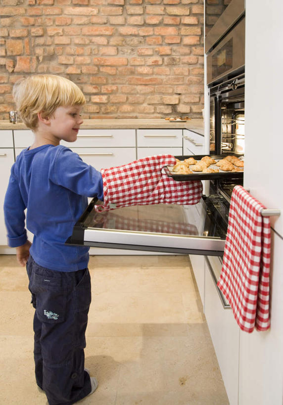 西方人,儿童,一个人,站,举,竖图,室内,白天,侧面,烹饪,西餐,纯洁,安全,厨房,厨具,欧洲,欧洲人,仅一个男性,仅一个人,一副,握,阴影,服装,反射,电器,烤炉,烤箱,影子,墙,料理,食品,披萨,匹萨,防护,拿,隔热手套,微波炉手套,拿着,注视,休闲装,菜肴,美食,墙壁,墙面,食物,小孩,衣服,红色,蓝色,手套,快餐,观察,看,托,站着,仅一个小孩,休闲,休闲服,可爱,童年,童趣,西式,握着,服饰,佳肴,观看,保护,察看,家电,家用电器,比萨,关注,炊具,童真,西式快餐,垃圾食品,烂漫,无邪,烹饪用具,意大利薄饼,厨房手套,隔热,天真,男孩,男人,男性,白种人,孩子,烹调用具,举起,举手,举着,烹调,向上举,向上伸,向上托,站立,彩图,全身,灶间,小家电,男生