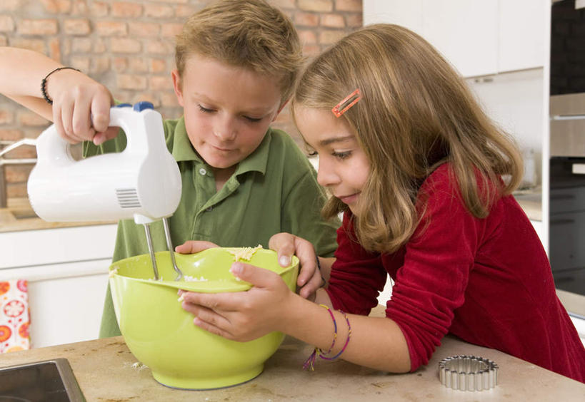 西方人,儿童,两个人,家庭,站,举,横图,室内,白天,正面,烹饪,纯洁,厨房,桌面,桌子,厨具,金属制品,欧洲,欧洲人,握,阴影,服装,装饰,反射,金属,头饰,影子,塑料,墙,拿,拿着,注视,休闲装,墙壁,墙面,装饰品,小孩,衣服,红色,绿色,发夹,发饰,夹子,容器,饰品,手链,首饰,塑料制品,打蛋器,搅拌器,碗,低头,观察,看,托,站着,休闲,温暖,温馨,一家人,休闲服,可爱,童年,童趣,握着,服饰,手镯,观看,储藏,华丽,修饰,点缀,和睦,察看,储存,关注,镯子,童真,烂漫,无邪,烹饪用具,配饰,衬托,美观,雅致,雅观,电动打蛋器,天真,男孩,男人,男性,女孩,女人,女性,白种人,孩子,烹调用具,举起,举手,举着,烹调,向上举,向上伸,向上托,站立,半身,彩图,灶间,厨房料理台,融洽,贮存,男生,女生,料理台