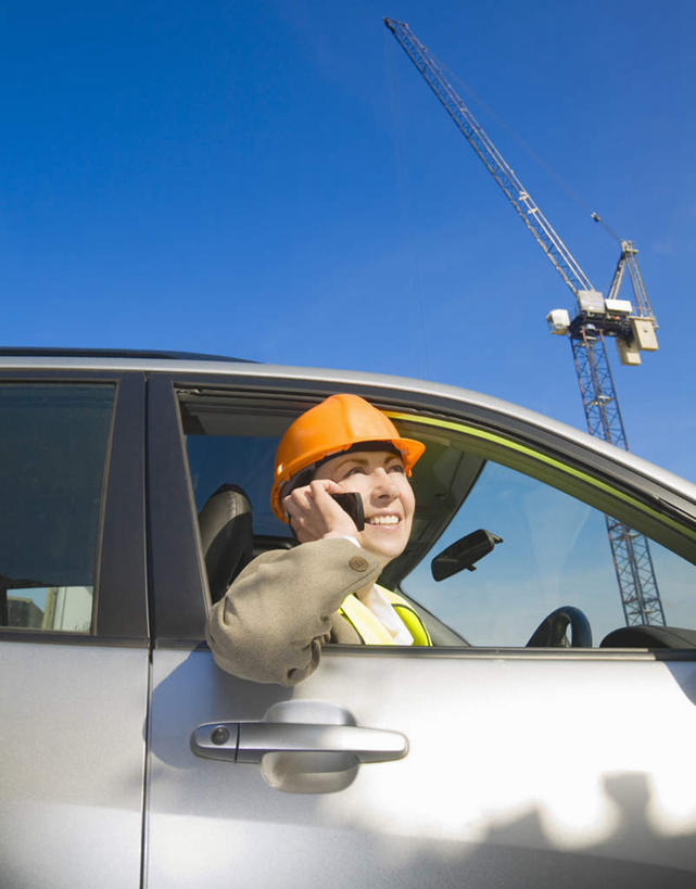 西方人,一个人,建筑工人,坐,举,笑,打电话,微笑,露齿笑,竖图,室外,白天,仰视,工作服,制服,技术,建筑,汽车,电话,帽子,手机,欧洲,欧洲人,仅一个女性,仅一个人,一辆,握,阴影,光线,头盔,影子,拿,拿着,注视,设备,通讯设备,车,吊车,施工,工人,一个,蓝色,绿色,蓝天,天空,阳光,安全帽,交通工具,轿车,天,观察,看,托,仅一个中年女性,机械,起重机,橙色,握着,晴朗,单个,观看,工程,察看,关注,载具,万里无云,工作制服,工作车,施工车,汽车吊,交流,女人,女性,中年女性,白种人,晴空,晴空万里,建筑工,沟通,举起,举手,举着,通话,向上举,向上伸,向上托,坐着,半身,彩图,低角度拍摄,工作套服