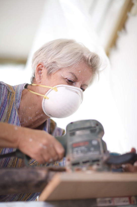 西方人,一个人,站,竖图,室内,白天,仰视,欧洲,欧洲人,仅一个女性,仅一个人,弯腰,握,阴影,服装,破碎,反射,分离,工具,影子,墙,过滤,拿,分开,拿着,注视,休闲装,墙壁,墙面,衣服,白色,口罩,低头,观察,看,站着,休闲,休闲服,隔断,握着,遮掩,服饰,仅一个老年女性,观看,隔离,察看,卫生,掩盖,切割,遮挡,关注,净化,间隔,预防,整形,遮盖,防尘,弯身,掩饰,断绝,隔开,屏蔽,屏绝,远离,中断,阻遏,阻隔,磨砂机,老年女性,女人,女性,白种人,站立,半身,彩图,低角度拍摄,割