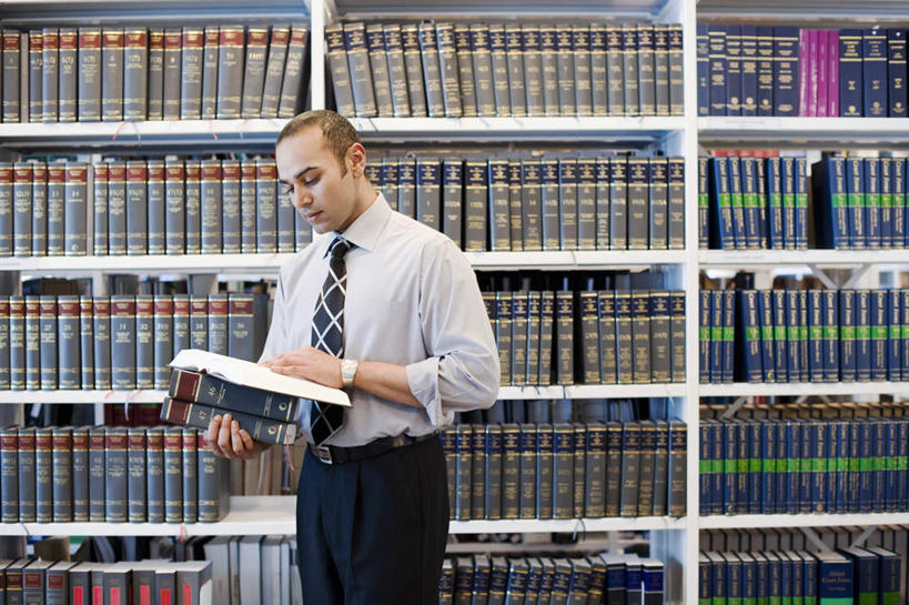 西方人,一个人,商务人士,商务男性,图书馆,站,横图,室内,白天,正面,衬衫,柜子,书架,书籍,欧洲,欧洲人,仅一个男性,仅一个人,仅一个中年男性,一排,许多,握,套装,整齐,领带,拿,拿着,注视,排列,橱柜,观察,看,站着,握着,观看,察看,象征,庄重,队列,关注,商务装,身份,工薪阶层,浏览室,正式,地位,男人,男性,中年男性,白种人,白领,上班族,书,图书,站立,半身,彩图,衬衣,书库,图书库,阅览室