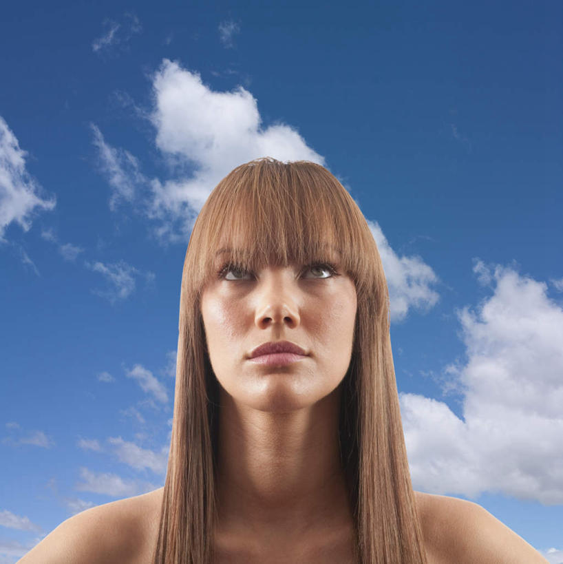 西方人,脸,头,脸颊,一个人,站,竖图,室外,特写,白天,正面,欧洲,欧洲人,仅一个年轻女性,仅一个女性,仅一个人,阴影,光线,影子,云,云朵,棕色,云彩,注视,肩膀,蓝色,白云,蓝天,天空,阳光,天,观察,看,站着,晴朗,观看,察看,关注,年轻女性,女人,女性,白种人,头部,长发,直发,脸部,脸蛋,面部,晴空,站立,半身,彩图