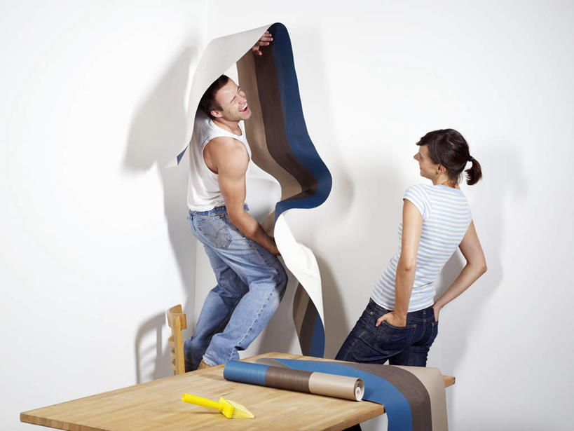 西方人,中年人,背部,两个人,家庭,夫妻,站,笑,微笑,横图,室内,白天,正面,爱情,壁纸,桌面,桌子,欧洲,欧洲人,握,条纹,服装,裤子,木制,手工,墙,地面,浪漫,拿,拿着,注视,牛仔裤,休闲装,墙壁,墙面,衣服,木制品,观察,看,站着,休闲,温暖,温馨,一家人,休闲服,恩爱,握着,恋人,服饰,观看,和睦,察看,双手插袋,关注,手插袋,工作台,手工艺,双手抄兜,双手放兜,美术工艺,男人,男性,女人,女性,中年男性,中年女性,白种人,夫妇,情侣,墙纸,插兜,两手抄兜,两手放兜,手插兜,手放口袋,站立,半身,彩图,伴侣,融洽,手抄兜