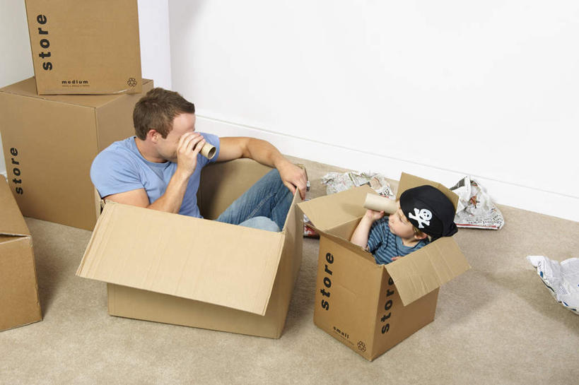 西方人,儿童,中年人,两个人,家庭,父亲,儿子,客厅,坐,笑,微笑,横图,俯视,室内,白天,T恤衫,游戏,纯洁,欧洲,欧洲人,许多,服装,包装,管子,纸箱,墙,地面,玩,T恤,注视,休闲装,娱乐,墙壁,墙面,小孩,衣服,蓝色,容器,箱子,观察,看,休闲,温暖,温馨,父子,一家人,休闲服,父爱,可爱,童年,童趣,服饰,观看,活动,搬家,和睦,察看,迁移,起居室,发泄,关注,消遣,智力,纸板箱,童真,烂漫,无邪,包装箱,宣泄,迁居,乔迁,搬迁,客堂,天真,男孩,男人,男性,中年男性,白种人,孩子,玩耍,嬉戏,坐着,彩图,高角度拍摄,全身,融洽,男生