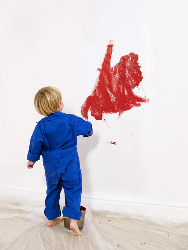 西方人,儿童,一个人,站,笑,微笑,露齿笑,竖图,室内,白天,纯洁,装修,椅子,欧洲,欧洲人,仅一个男性,仅一个人,握,服装,装饰,材料,木椅,墙,地面,拿,拿着,注视,休闲装,光脚,装潢,墙壁,墙面,小孩,背面,衣服,红色,蓝色,粉刷,刷子,观察,看,站着,仅一个小孩,休闲,赤脚,休闲服,可爱,童年,童趣,握着,服饰,观看,油漆,保护,涂料,察看,关注,童真,烂漫,无邪,天真,男人,男性,白种人,孩子,站立,彩图,全身,男生