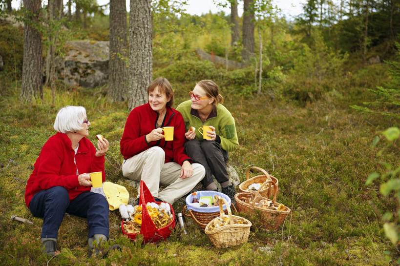 点心,面包,西方人,中年人,老年人,三个人,母亲,女儿,祖母,三代同堂,坐,笑,交叉,微笑,露齿笑,横图,室外,白天,正面,草地,草坪,植物,竹子,蔬菜,杯子,餐具,帽子,水果,欧洲,欧洲人,握,阴影,竹制,服装,新鲜,编织,光线,瓷器,碟子,篮子,盘,影子,云,云朵,生食,食品,面点,果实,咖啡杯,陶瓷制品,拿,云彩,拿着,扭头,注视,休闲装,蔬果,祖孙三代,草,树,树木,食物,糕点,衣服,蓝色,绿色,白云,蓝天,天空,阳光,自然,盘子,竹篮,碟,天,观察,看,转头,休闲,温暖,温馨,母女,休闲服,母爱,握着,服饰,有机食品,绿色食品,生长,晴朗,奶奶,成长,观看,祖孙,竹条,交织,和睦,察看,竹制品,关注,瓷杯,外婆,外孙女,外祖母,一顶,编织帽,穿插,老年女性,年轻女性,女人,女性,中年女性,白种人,年轻人,全家福,孙女,晴空,坐着,彩图,全身,融洽,多代同堂,妈妈
