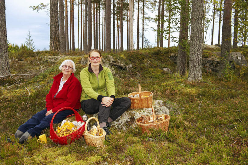 点心,面包,西方人,老年人,两个人,家庭,祖母,坐,笑,交叉,微笑,露齿笑,横图,室外,白天,正面,草地,草坪,植物,竹子,蔬菜,杯子,餐具,帽子,水果,欧洲,欧洲人,握,阴影,竹制,服装,新鲜,编织,光线,瓷器,碟子,篮子,盘,影子,云,云朵,生食,食品,面点,果实,咖啡杯,陶瓷制品,拿,云彩,拿着,扭头,注视,休闲装,蔬果,草,树,树木,食物,糕点,衣服,蓝色,绿色,白云,蓝天,天空,阳光,自然,盘子,竹篮,碟,天,观察,看,转头,休闲,温暖,温馨,一家人,休闲服,握着,服饰,有机食品,绿色食品,生长,晴朗,奶奶,成长,观看,祖孙,竹条,交织,和睦,察看,竹制品,关注,瓷杯,外婆,外孙女,外祖母,一顶,编织帽,穿插,老年女性,年轻女性,女人,女性,白种人,年轻人,孙女,晴空,坐着,彩图,全身,融洽