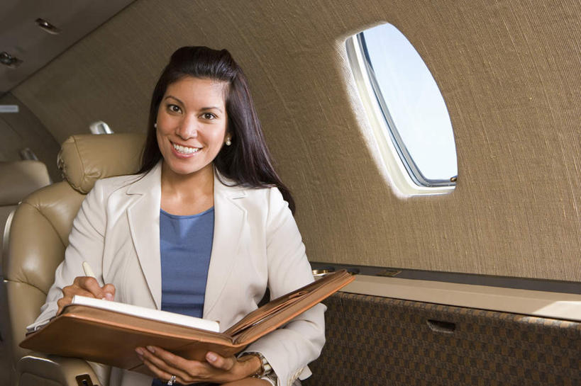 西方人,一个人,商务人士,商务女性,坐,笑,微笑,露齿笑,横图,室内,白天,正面,窗户,桌面,桌子,飞机,椅子,欧洲,欧洲人,仅一个女性,仅一个人,握,套装,木制,材料,档案,文件,交通,拿,拿着,注视,航空,玻璃窗,木制品,资料,交通工具,观察,看,仅一个中年女性,握着,运输,观看,察看,客机,关注,载具,文档,商务装,工薪阶层,女人,女性,中年女性,白种人,白领,上班族,坐着,半身,彩图